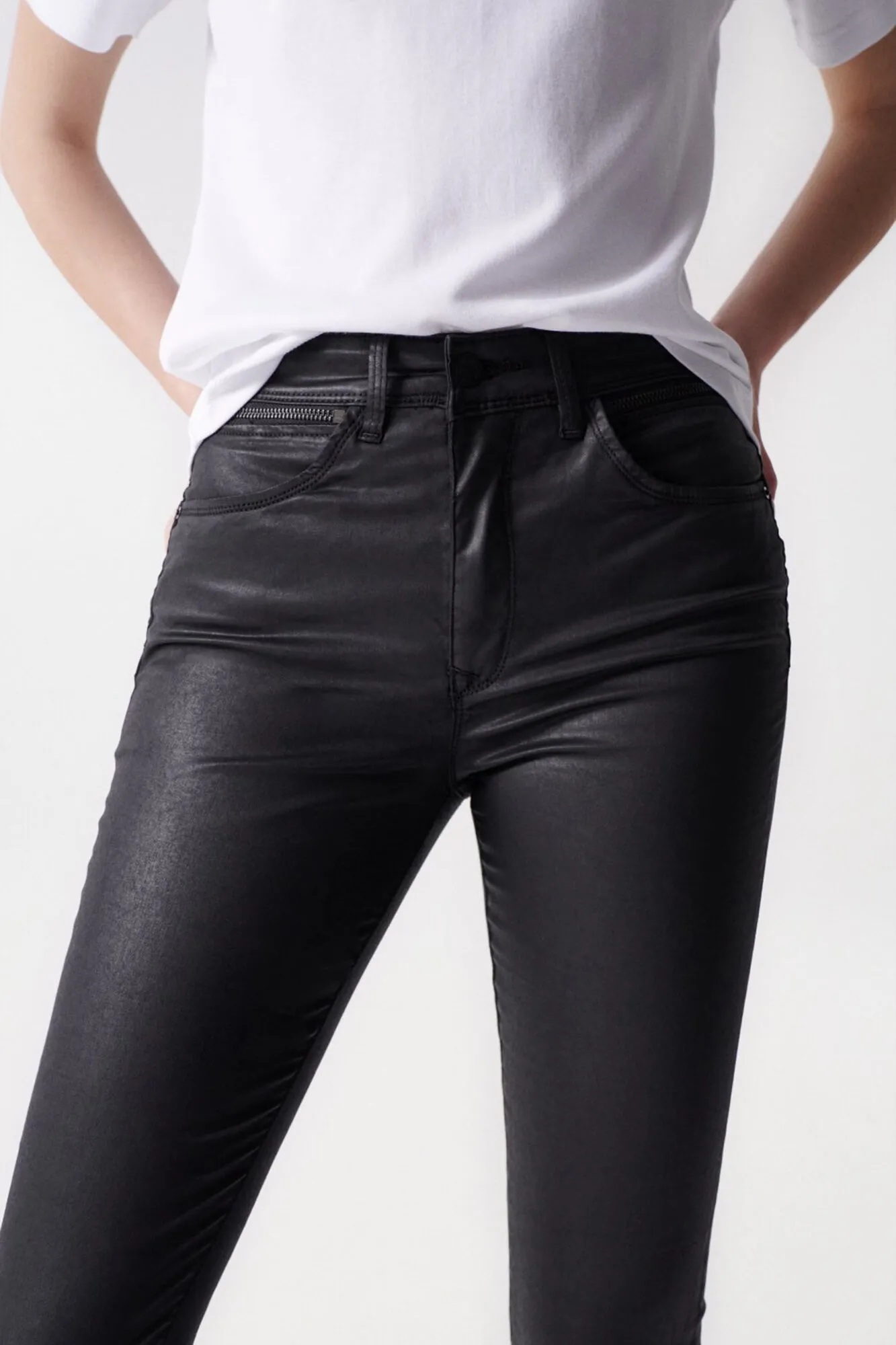 Faith cropped push-in jeans with a coating effect