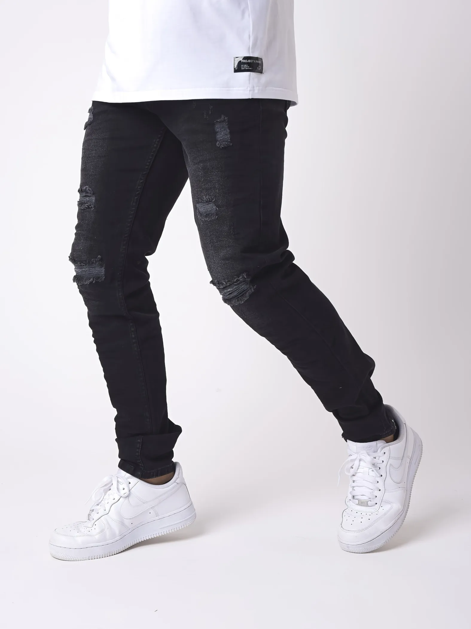 Jeans slim efecto desteñido y desgastado con agujeros negros